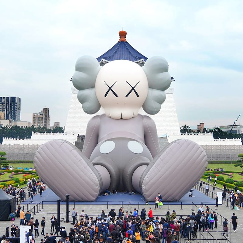 2019 年,Kaws 展示了他迄今為止在臺灣最高的雕塑。 ?Kaws,通過 Instagram